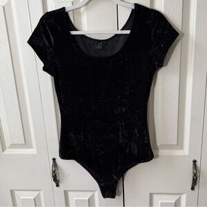 XXI Black Velvet Short Sleeve Bodysuit Scoop Neck Womens Size Medium